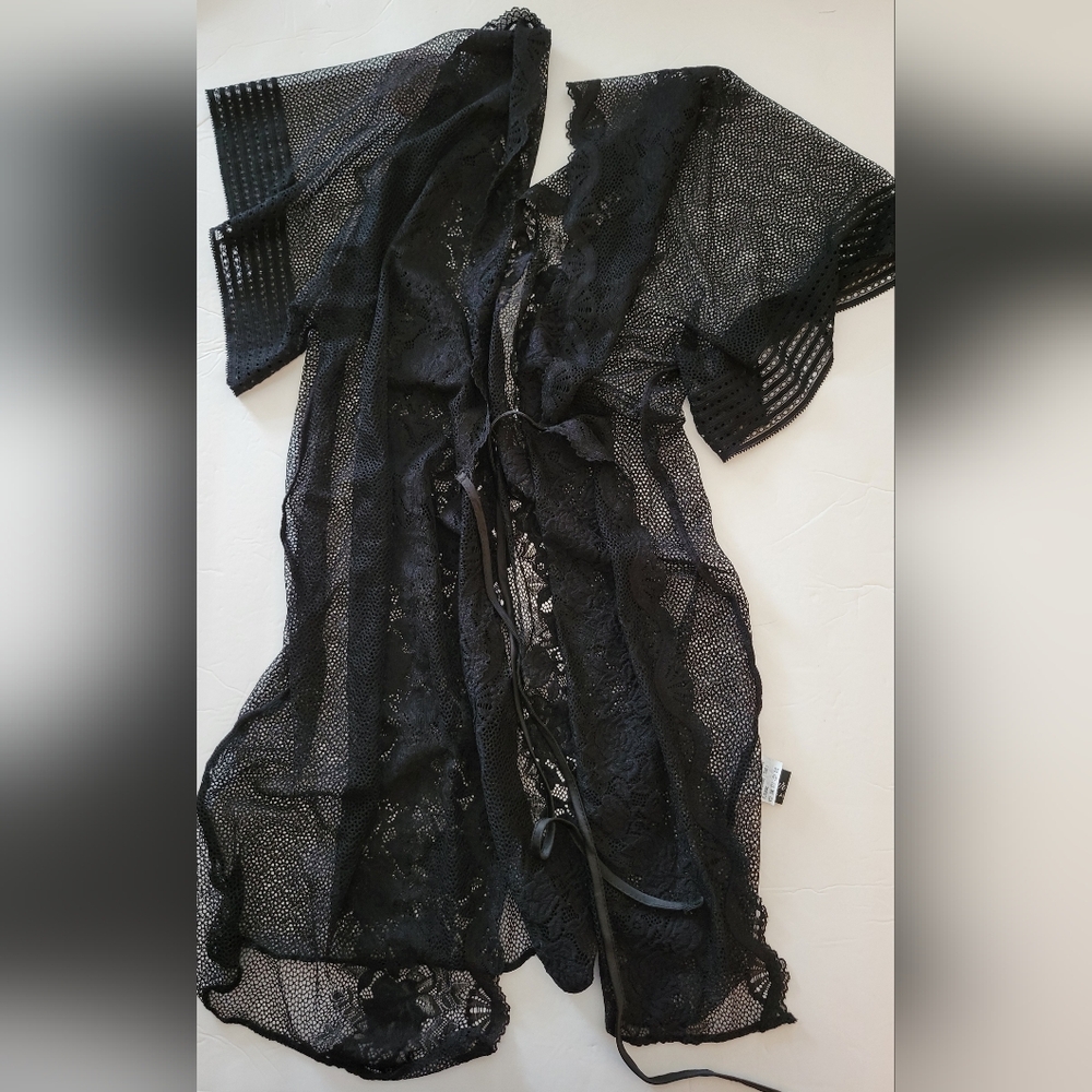 Chic Midnight Lace Robe - Picture 5 of 8